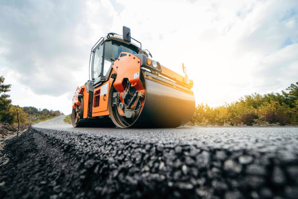 Road construction with paving equipment